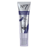 No7 Advanced Retinol 0,3% Night Concentrate sur sa bouteille, peau plus lisse au réveil.