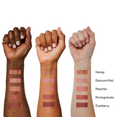 No7 blush Grenade — pinceau intégré pour une application précise.