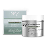No7 Future Renew crème visage SPF25 offre texture légère et hydratation durable.