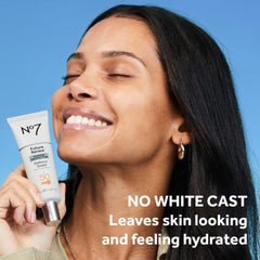 No7 Future Renew Defense Shield, application matin sur le visage et le cou