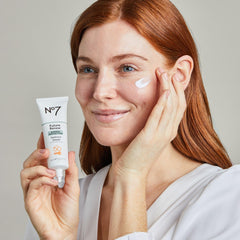 No7 Future Renew Defense Shield, emballage minimaliste prêt pour la routine beauté