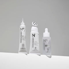Application ciblée sur la mâchoire avec le sérum No7.