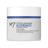 No7 Lift et Luminate — bouteille crème visage, pratique pour hydratation quotidienne et protection SPF.