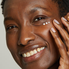 No7 Lift & Luminate applique autour des yeux avec massage doux.