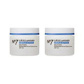 No7 Lift & Luminate, la bouteille du produit pour une hydratation anti-âge.