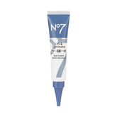 No7 Lift & Luminate crème yeux en tube, texture veloutée pour hydrater et lisser le contour.