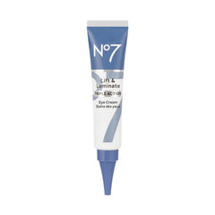 No7 Lift & Luminate crème yeux en tube, texture veloutée pour hydrater et lisser le contour.
