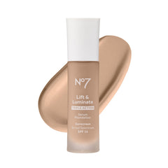 No7 Lift & Luminate : flacon-teint pompe pour une base prête à l'emploi et fluide.