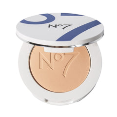 No7 Lift & Luminate poudre pressée pour une finition visage nette et durable.