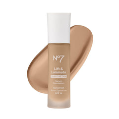 No7 Lift & Luminate, bouteille avec pompe pour fini lumineux et durable.