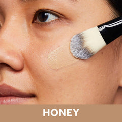 No7 Lift & Luminate, dispenseur pompe montrant une application précise et homogène.