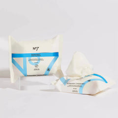 Lingettes No7 vitamine-b5-hamamelis-fenouil apportant douceur et revitalisation au soin quotidien.