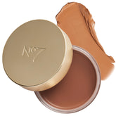 No7 Pro Artist Soft Glow creme bronzer sur peau, texture légère et éclat naturel
