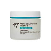 No7 Protect & Perfect: bouteille de crème visage SPF30 pour hydratation durable.