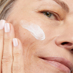 No7 texture sérum fluide : absorption rapide et peau douce après utilisation.