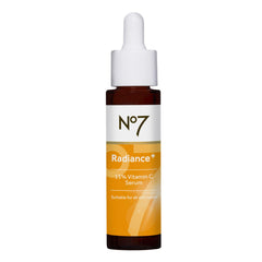 Sérum No7 Radiance+ vitamine C 15% sur bouteille, éclat quotidien potentiel.