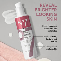 Texture exfoliante satinée de la lotion No7 Restore & Renew