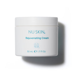 Nu Skin Crème Rajeunissante, pot ouvert montrant texture hydratante et riche.