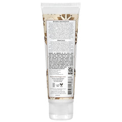 Nubian Heritage Crème mains karité myrrhe en application pour nourrir et adoucir.