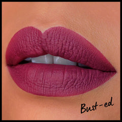 NYX Lip Lingerie XXL Matte, teinte mauve swatchée sur lèvres.