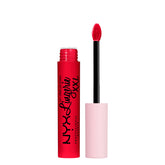 Lip Lingerie XXL Matte Indomptable sur rouge brique, fini mat et longue tenue.