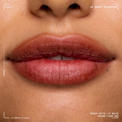 Smushy Matte Lip Balm offre une texture soyeuse et légère pour un confort durable.