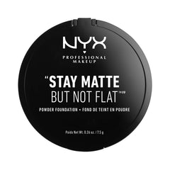 NYX Stay Matte Poudre Fond Beige Doux – application avec éponge pour une couvrance modulable.