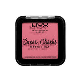 NYX Sweet Cheeks Matte Blush Rose & Play sur les pommettes pour un flush rosé durable.