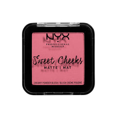 NYX Sweet Cheeks Matte Blush Rose & Play sur les pommettes pour un flush rosé durable.
