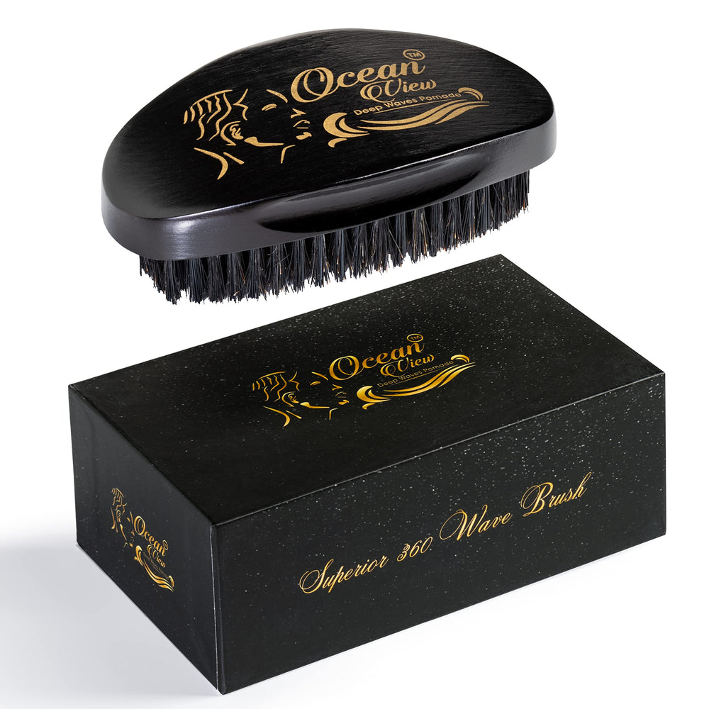 Ocean View Deep Waves Pomade – brosse en bois prête à aider à former des vagues nettes.