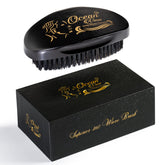 Ocean View Deep Waves Pomade – brosse en bois prête à aider à former des vagues nettes.