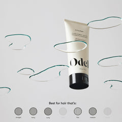 Application sur cheveux humides avec Odele Air Dry Styler pour définition sans chaleur.