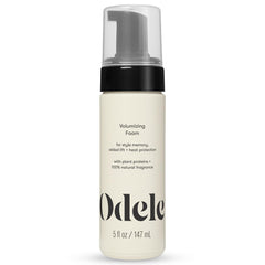 Mousse volumisante Odele dans sa bouteille pour un volume durable.
