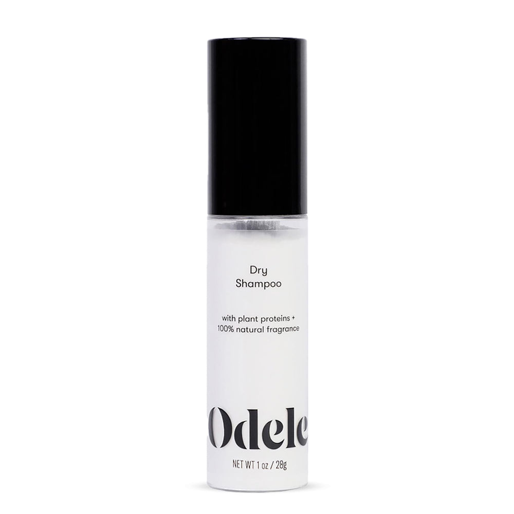 Poudre sèche Odele absorbante appliquée sur les racines pour une brillance contrôlée.