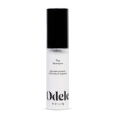 Poudre sèche Odele absorbante appliquée sur les racines pour une brillance contrôlée.