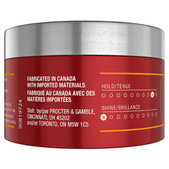 Application du produit Old Spice Barbers Blend Putty montrant une coiffure naturelle et maîtrisée.