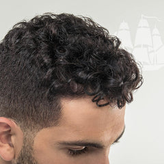 Soin sans rinçage Old Spice: flacon pratique, frisottis réduits et définition légère.