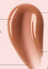 Échantillon Crème Brûlée Glimmer sur les lèvres apporte une touche scintillante.
