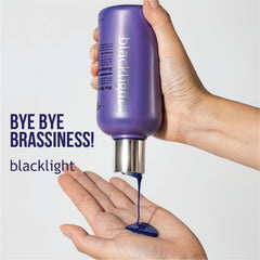 Conditionneur Blacklight d’Oligo Professionnel, bouteille bleue, hydrate et discipline les cheveux blonds.