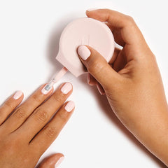 Poppy stabilise la main lors de l’application du vernis.