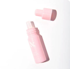 Olive & June Dry Drops, application d'une main grâce au tube pressable.