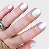 Olive & June Instant Mani ensemble d’ongles pour un look réaliste prêt à l’emploi.