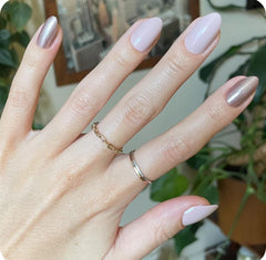 Ongles en forme amande moyenne Olive & June Instant Mani.