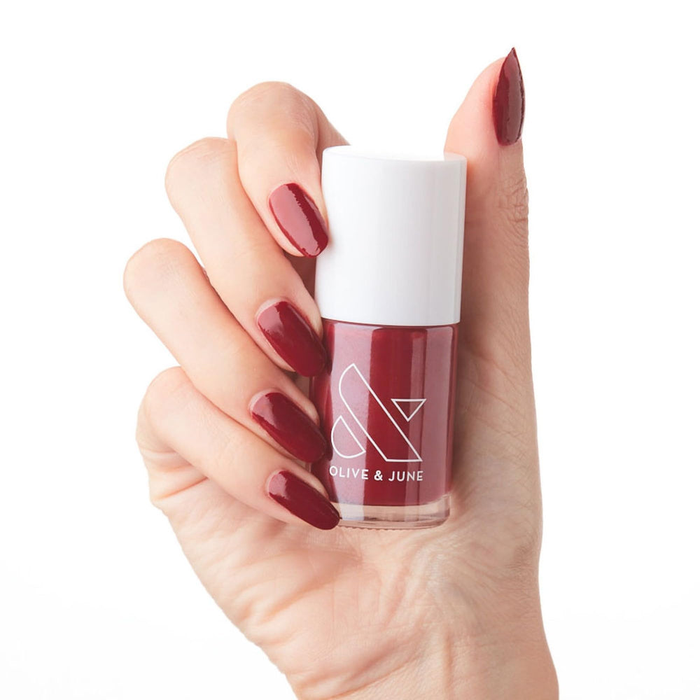 Vernis Olive & June Longue Durée dans sa bouteille, couleur riche prête à l'application.
