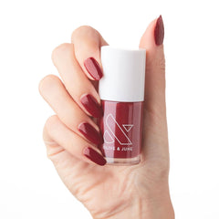 Vernis Olive & June Longue Durée dans sa bouteille, couleur riche prête à l'application.