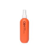 O&M Atonic brume épaisseur cheveux sur bouteille, pour plus de corps et volume.