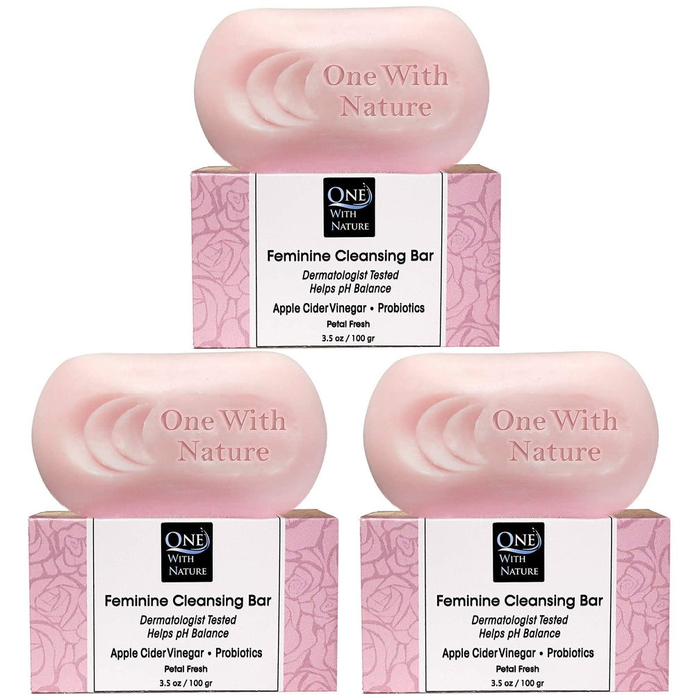 One With Nature bar nettoyant Rose pétales, emballage trio pratique et écologique.