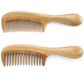 Peigne Onedor en santal vert à dents larges pour démêlage en douceur.