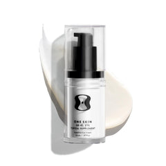 OneSkin EYE OS-01: bouteille-pompe pratique pour une application précise du contour des yeux.