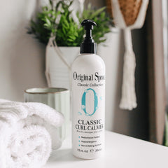 Texture crème fine du Curl Calmer prête à hydrater les boucles.